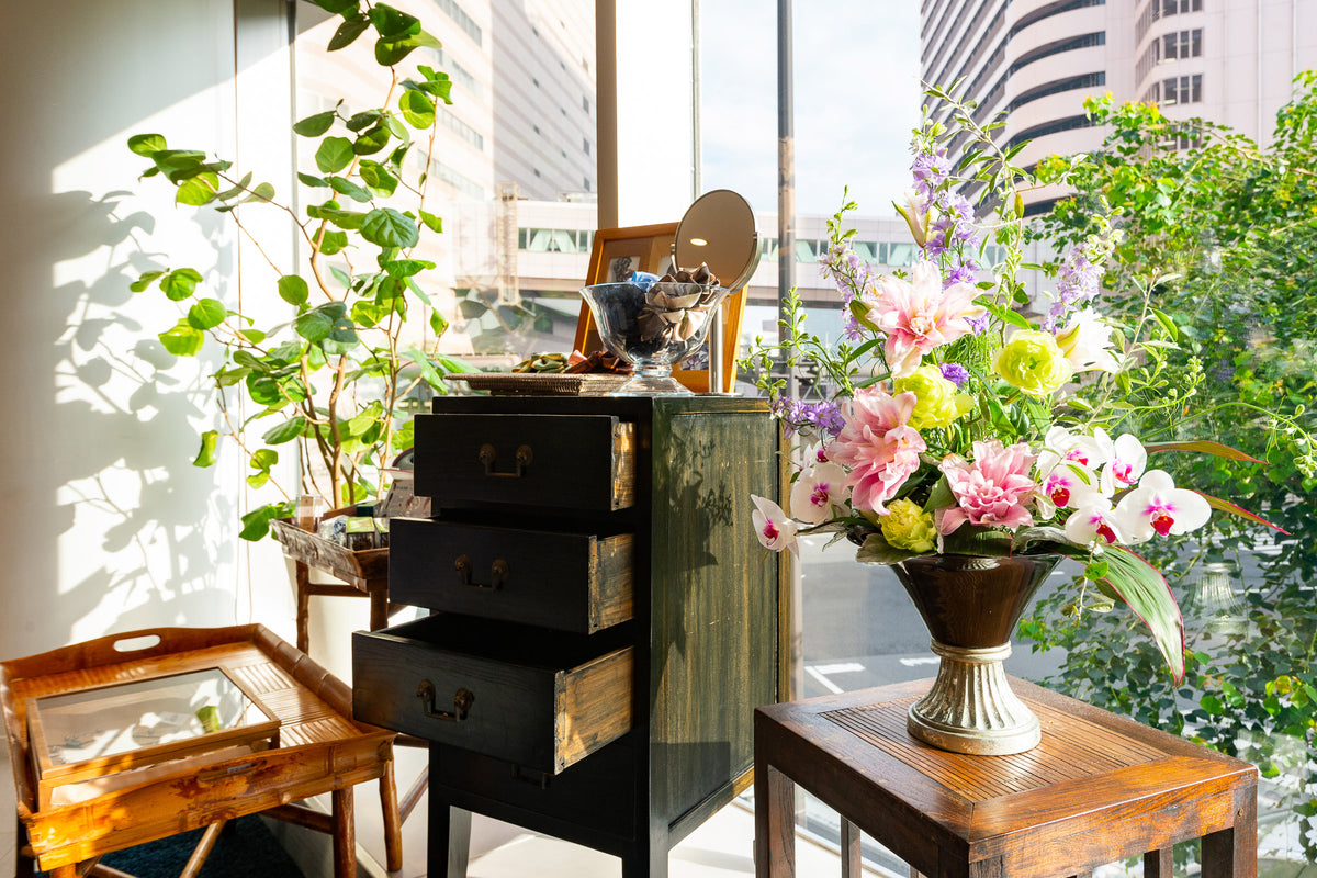 イチリン千葉店の明るい窓辺に飾られた花とサロン空間