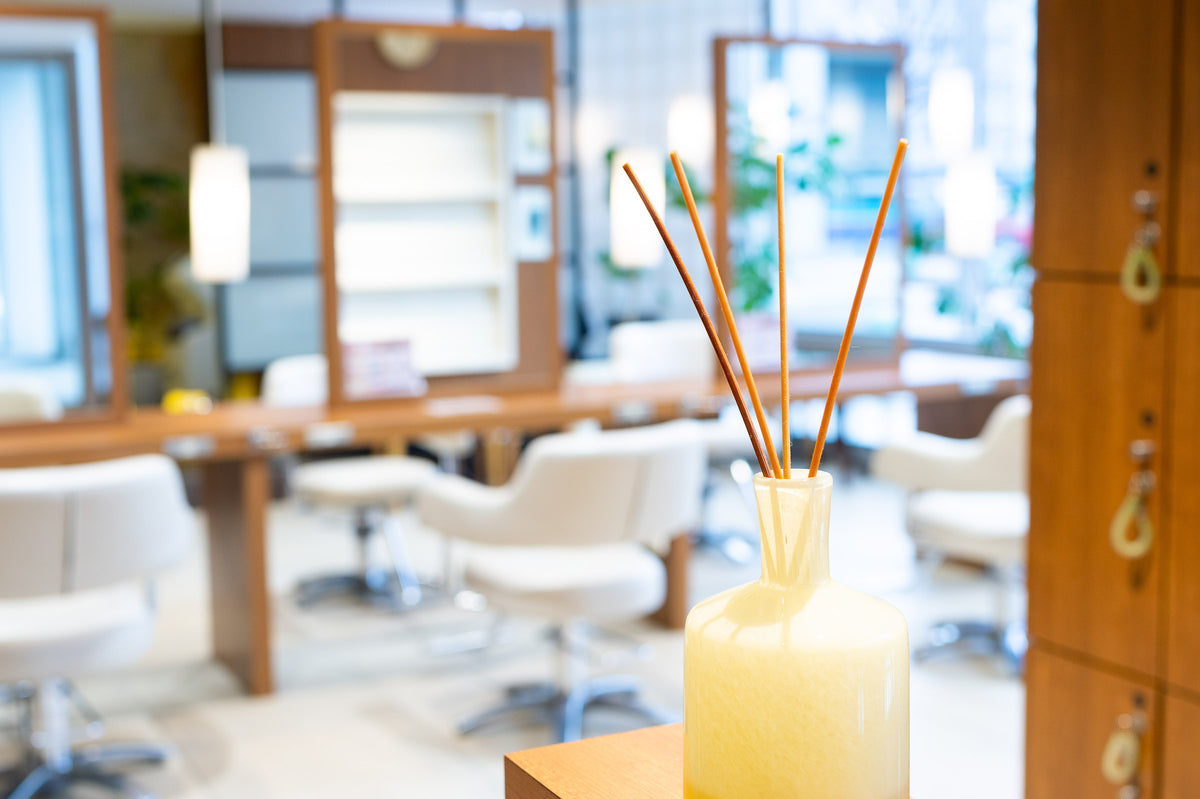 DAY BY DAY グループ サロンのディフューザーと店内