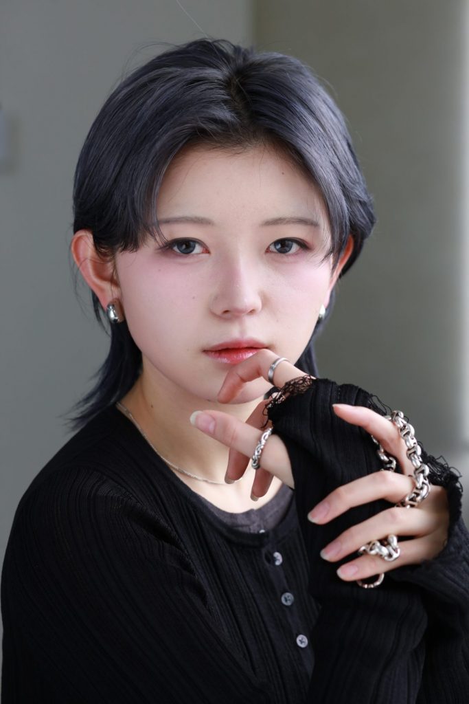 センターパートショートウルフ